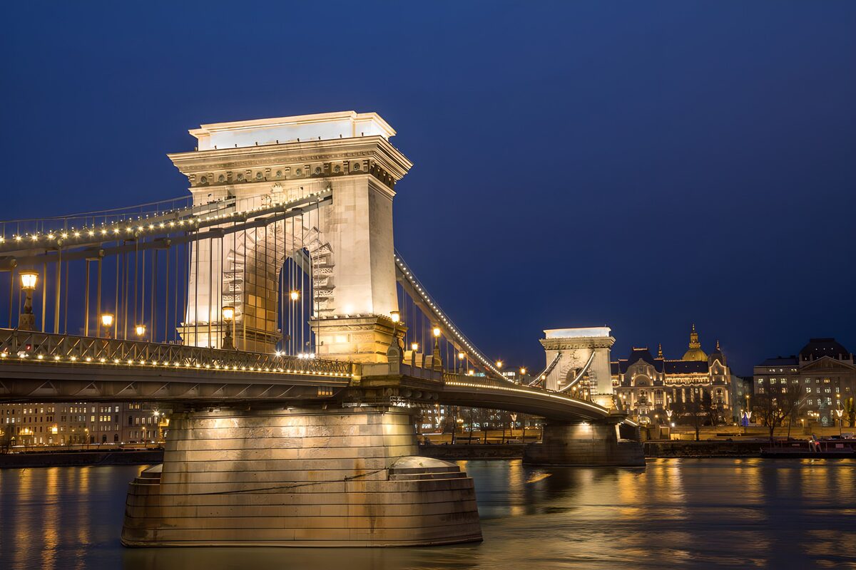 Chain Bridge over the Danube at night