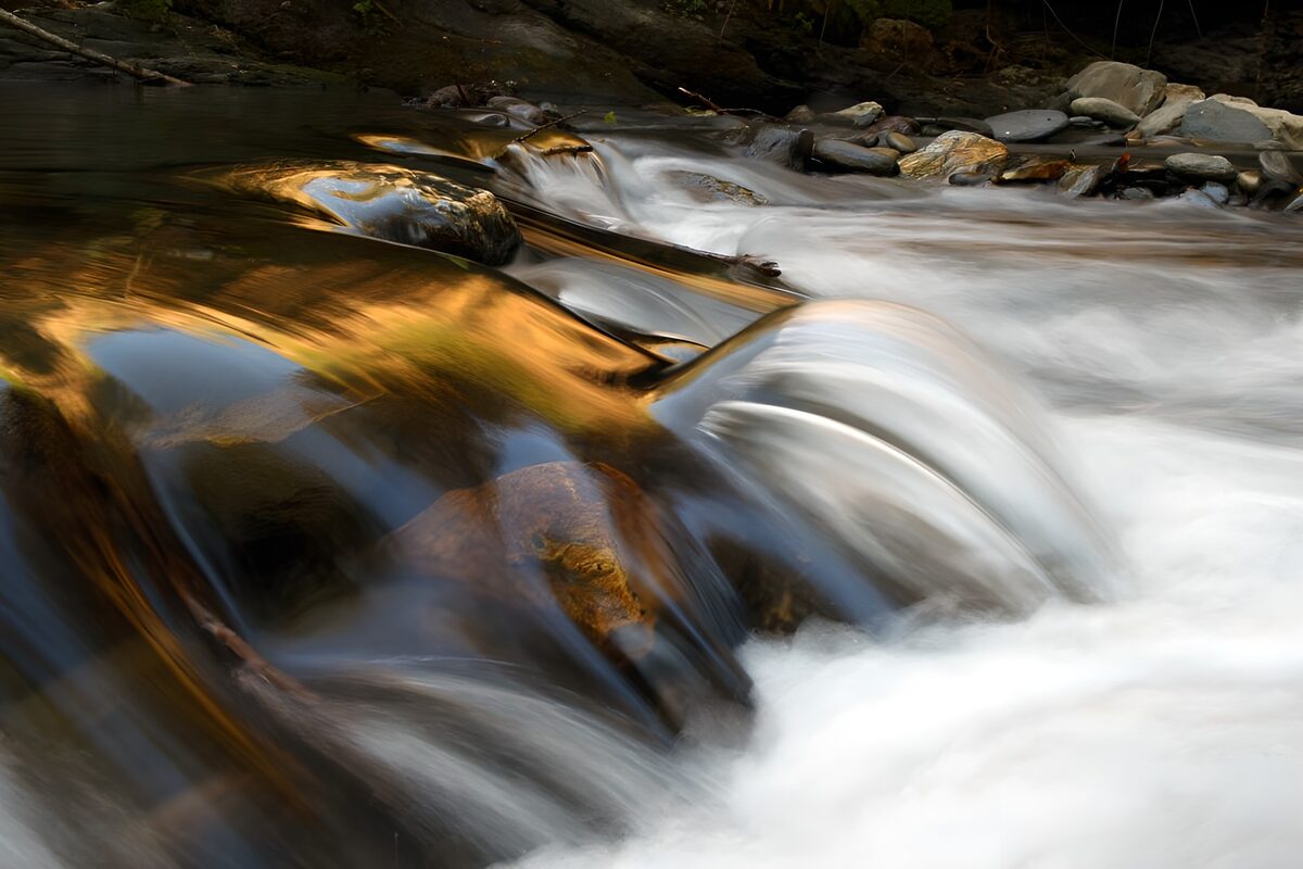 Silky rapids over dark rocks