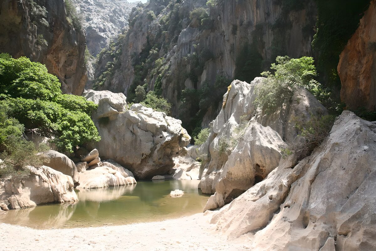 Where pale rocks cradle green water