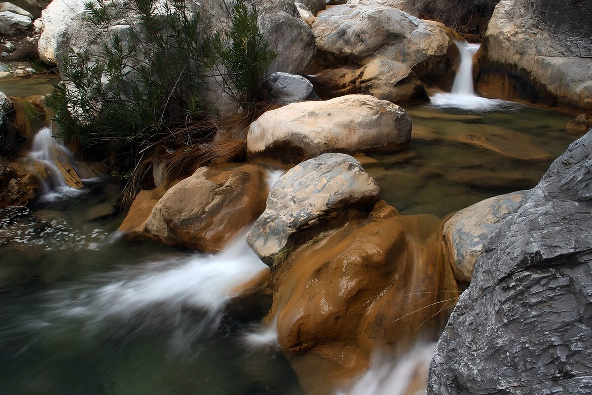 Silky cascades among rounded boulders