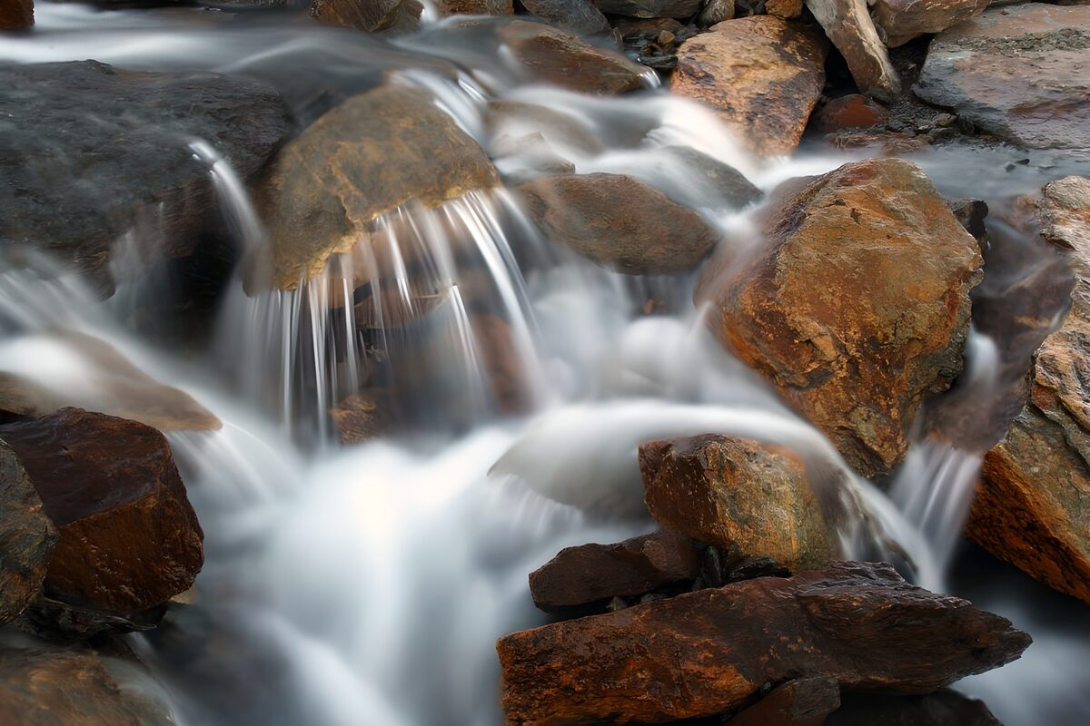 Soft cascades between rugged rocks
